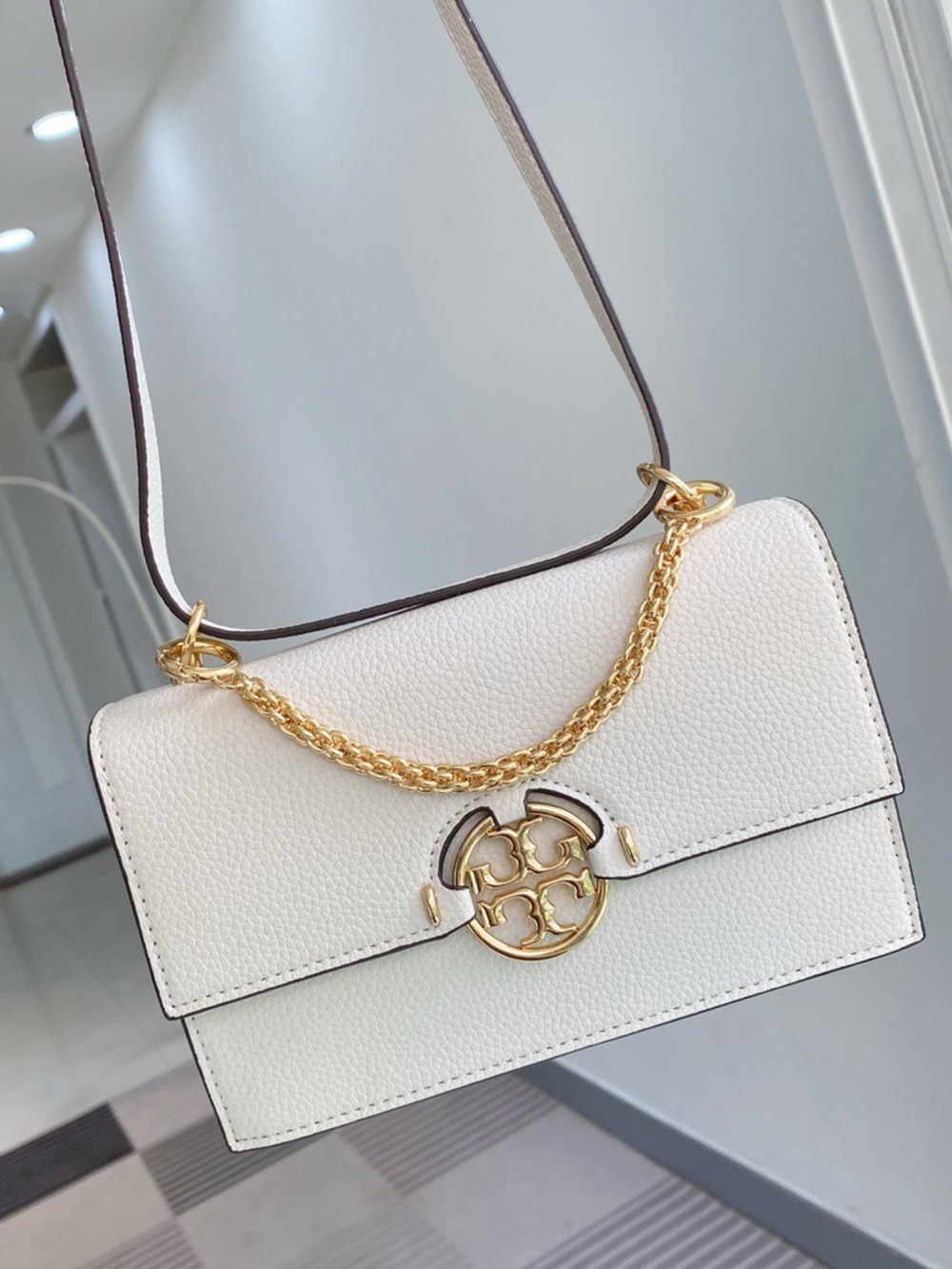 Tory Burch Cream Leather Shoulder Bag with Gold Chain